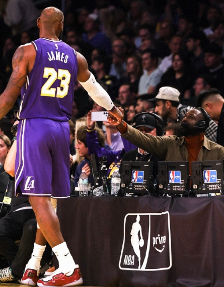 湖人首发书写NBA历史，大胜老鹰终结连败