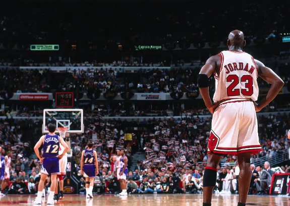 公牛：逆境中寻光，赛场展锋芒