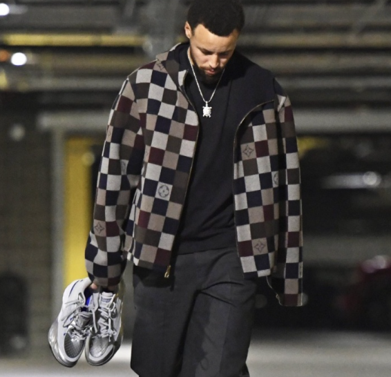 库里穿搭藏巧思 复古战靴致敬卡特