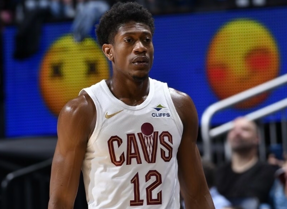 老鹰振翅：逆境中展露锋芒的赛季征程