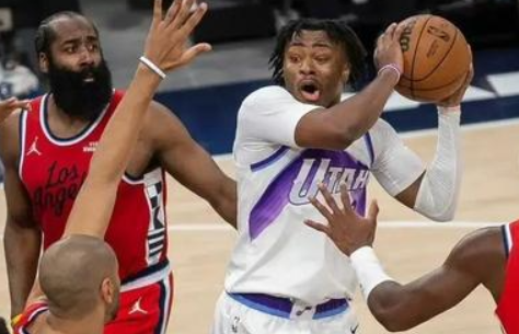 快船锋线群围剿爵士新星 哈登经验战成胜负手