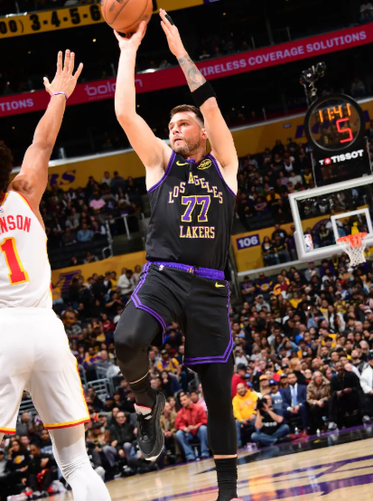 洛城德比湖人惜败,东契奇空砍32+11+8直指防守症结