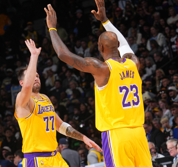 詹东巅峰对飙，湖人客场逆转独行侠