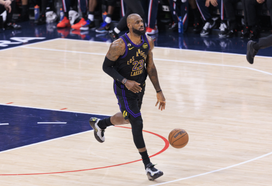 詹姆斯交易流言：特殊情境下的微妙博弈