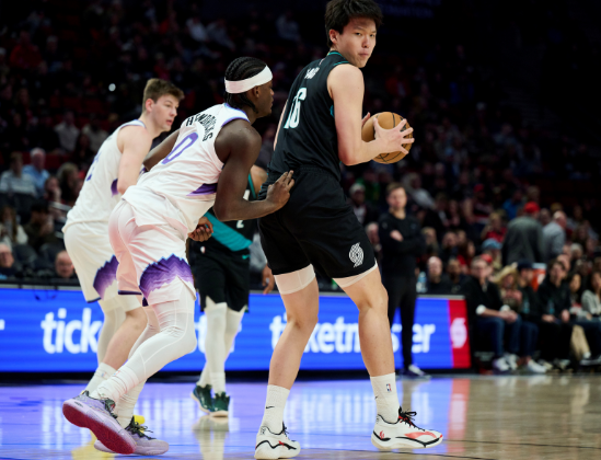 进攻乏力陷循环，杨瀚森策应天赋难施展