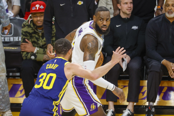 阿里纳斯点评湖人内斗传闻，称巨星掌控合情合理