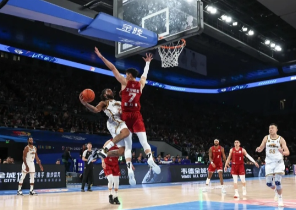 篮网：逆境中寻光的逐梦之旅