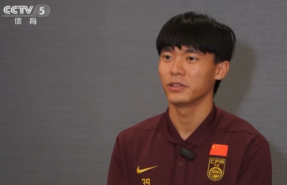 胡荷韬接受采访 力挺队友皆有国脚实力