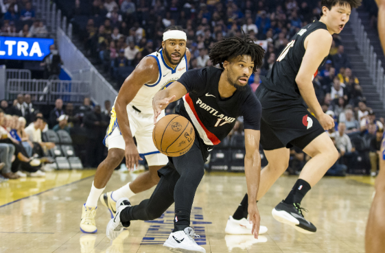 解说调侃夏普“抠掉传球键” 两人表现反差明显