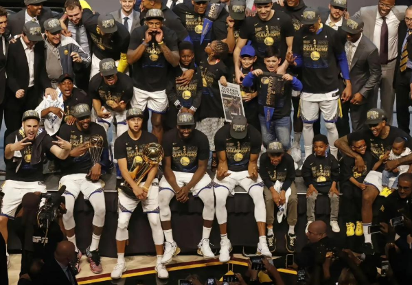 勇士征途：逆境中绽放的冠军之魂