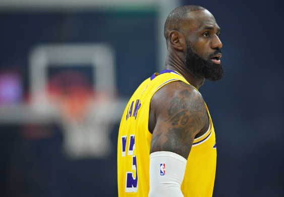 湖人半场领先尼克斯，詹姆斯稳扎稳打砍10分