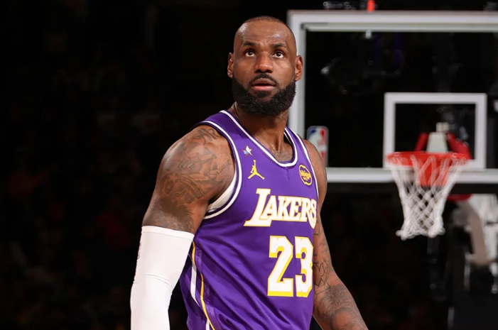詹姆斯确认留守湖人 未来去向成最大悬念