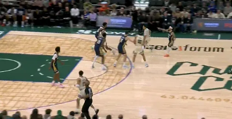 雄鹿vs鹈鹕第四节对决，墨菲18中11轰30分，琼斯4中0仅得2分