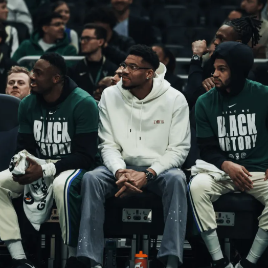 雄鹿主场战鹈鹕，官方晒字母哥照片送支持，巨星伤停4-6周