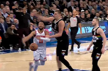 掘金vs尼克斯加时赛，约基奇拉拽布伦森被吹普通犯规