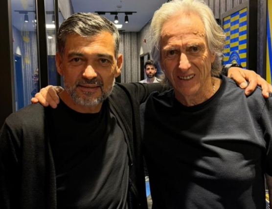 利雅得胜利2-0吉达联合 葡籍主帅赛后合影