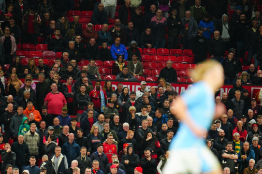 曼联主场再现客队球迷混入，俱乐部表态将严管