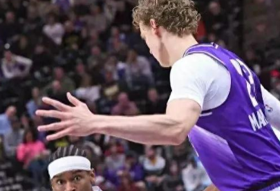 爵士锋线群围剿开拓者双枪 马尔卡宁与西蒙斯攻防对决一触即发