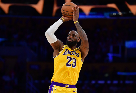 詹姆斯本赛季数据稳定，三分命中率创生涯次低