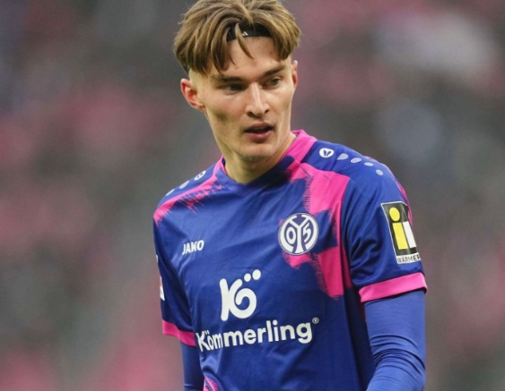 多队哄抢！18岁中卫波图尔斯基成转会焦点