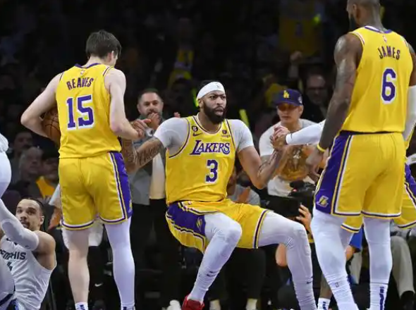 紫金军团：逆境中绽放的荣耀之光