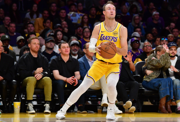 阿里纳斯向肯纳德致歉，直言此前低估其能力