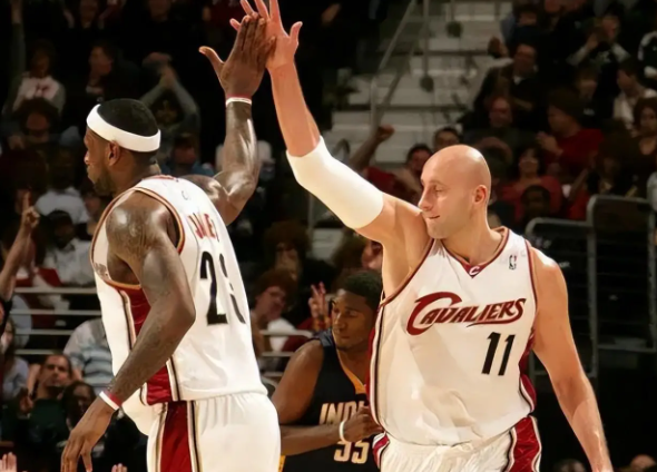 骑士：逆境中崛起，赛场上的钢铁雄狮