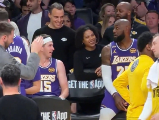 暖心时刻！海斯让板助詹姆斯三双 里夫斯道歉引欢笑