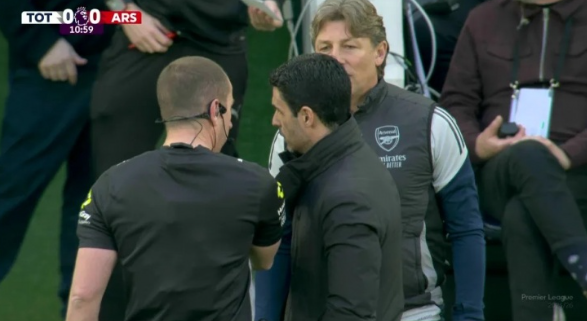 尴尬！北伦敦德比两度中断，裁判通讯设备出故障