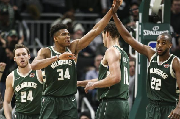 雄鹿：逆境中奏响争冠强音