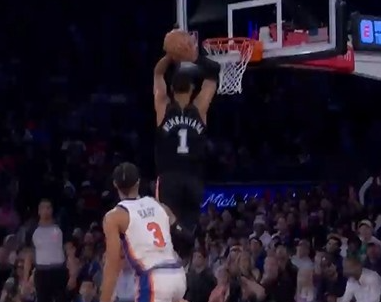 文班亚马，虚晃点起唐斯，滑翔双手暴扣虐筐