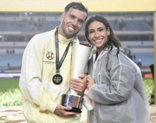 塞尔吉尼奥晒照庆夺冠 助攻助国安捧杯