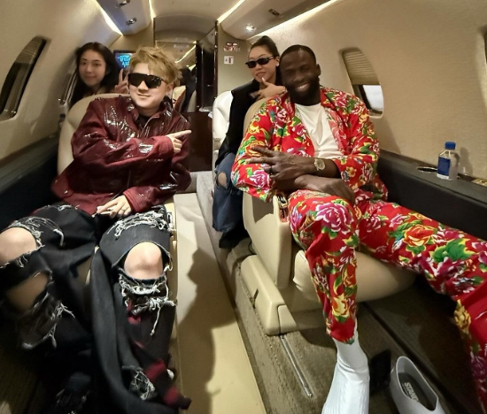 王以太晒与追梦合影 大花造型引热议