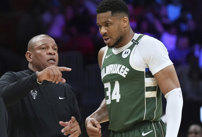 老里这番话，把雄鹿的尴尬说透了——不是理想的方式，但只能这样了