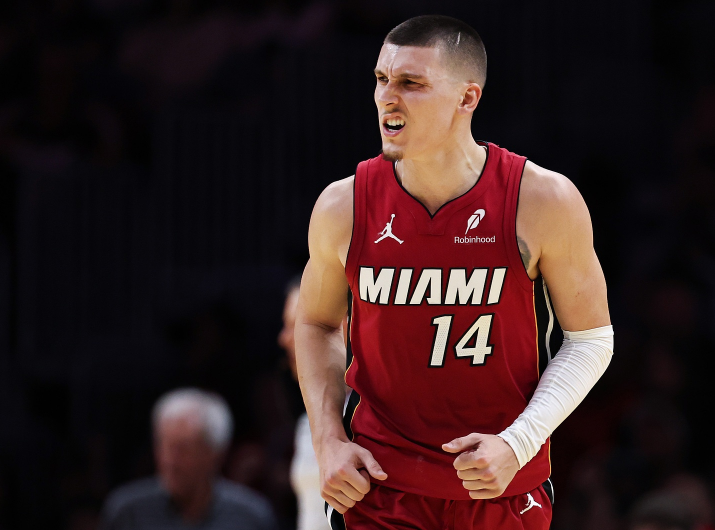 一肘引发的“血案”——希罗撞下巴没吹，克洛尼不干了，各吃一T收场