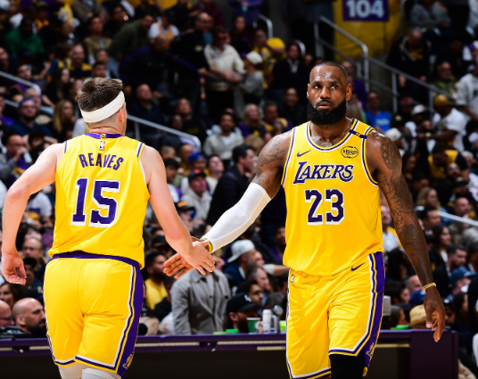 “詹姆斯不可能打替补，就像乔丹、科比永远不会打替补一样。”