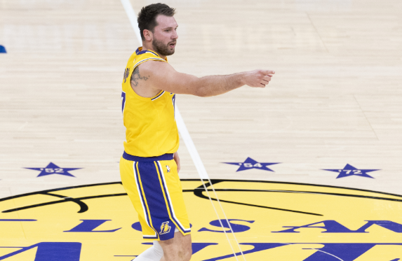 东契奇赛后盛赞：球队防守，是赢球关键