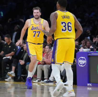 倒在地上的人，撑起了湖人的防守