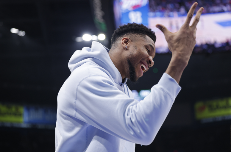 字母哥复出也救不了现在的雄鹿——这支球队，已经分裂成两个世界