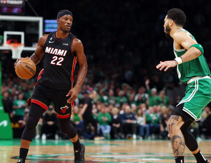 比肩詹皇！亚历山大35+15+0失误创历史，雷霆险胜掘金再证统治力