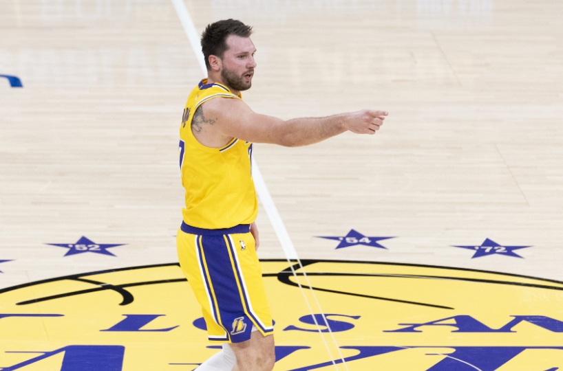 东契奇近8场32+8+7，51/40/81%命中率——这是要抢MVP的节奏