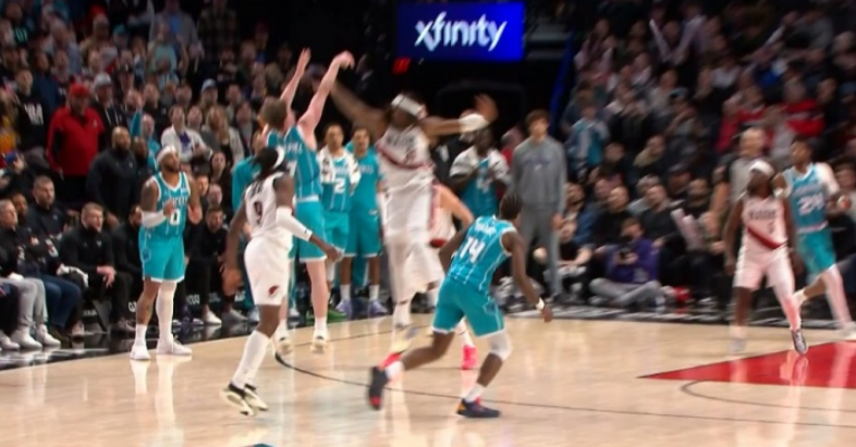 裁判的哨，比比赛本身还刺激！罗威大帽被吹犯规，开拓者挑战成功改跳球