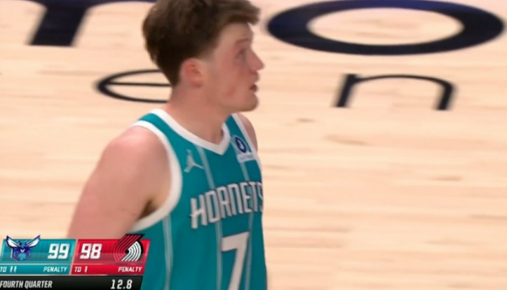 防守建功！克尼佩尔篮下站定，直接造了格兰特一个进攻犯规