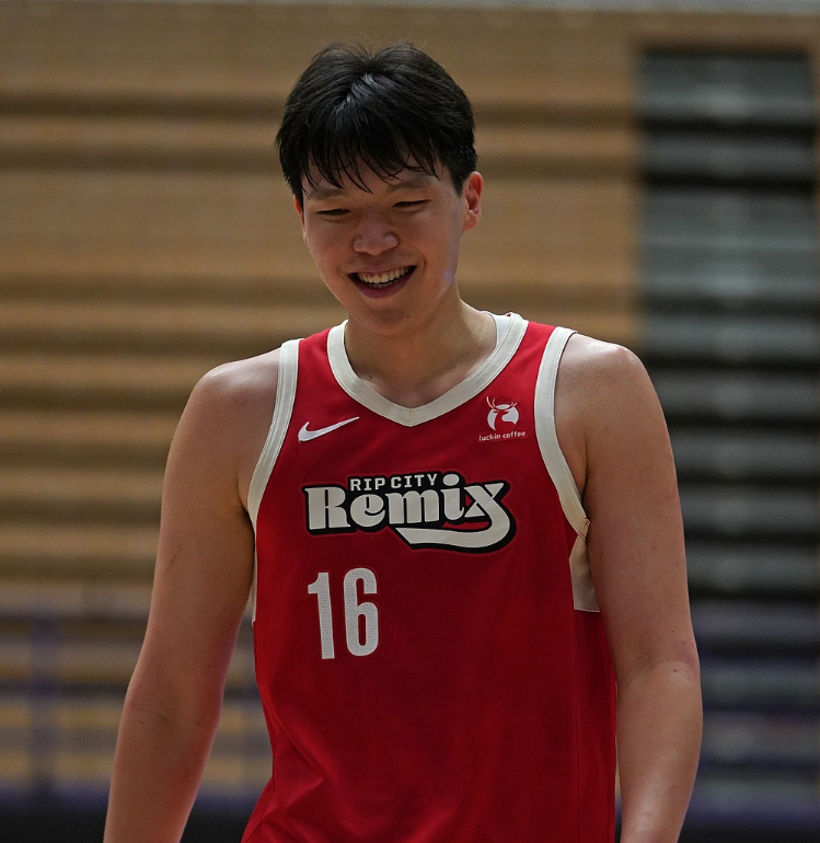 先声夺人！杨瀚森开场连进两球，4分入账宣告回归