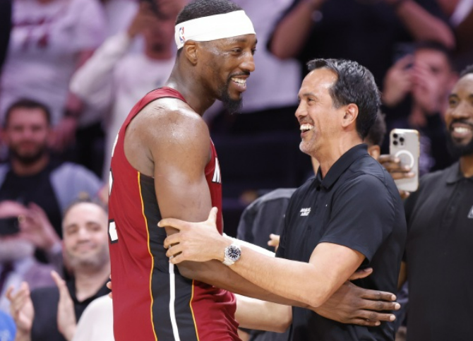 美媒开怼：致敬科比时也请尊重阿德巴约——当年科比打猛龙，也是弱队+刷分嫌疑？