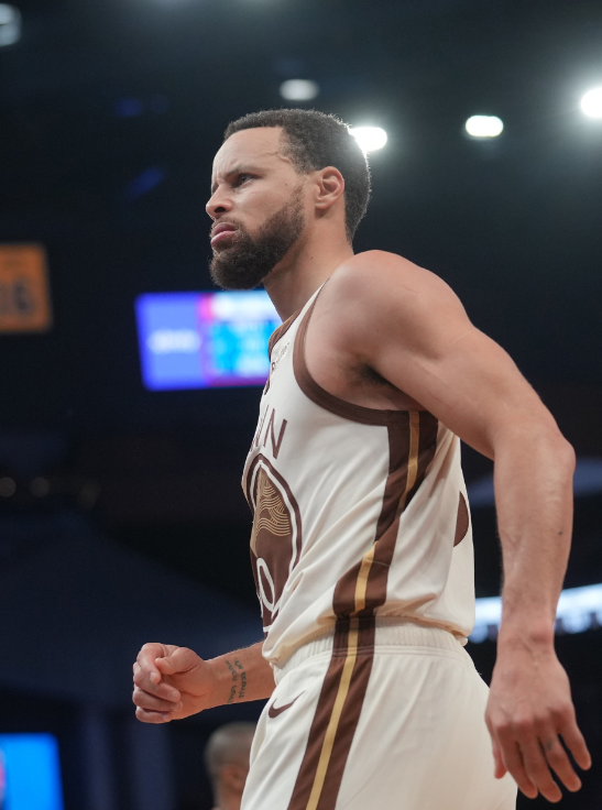 库里那个让人揪心的膝盖