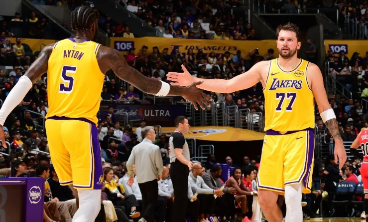 东契奇狂砍51分 湖人连轰两节41分豪取四连胜