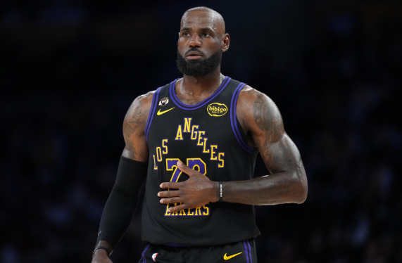 詹姆斯伤愈获准出战 湖人主场迎战公牛