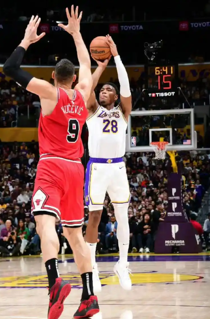 1607场！詹皇距历史出场王仅差4场，低调全能带队湖人力克公牛