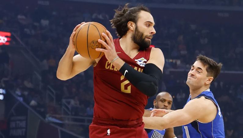 斯特鲁斯复出即巅峰 24分惊艳赛场骑士惜败